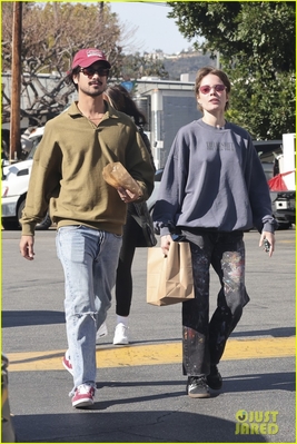 halsey-wearing-tswift-with-avan-jogia02.jpg
