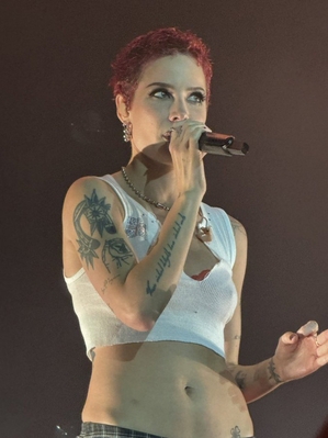 © x.com/fahimaluvsharry
