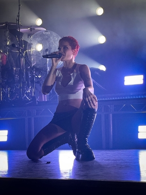 © x.com/darIingcarly
