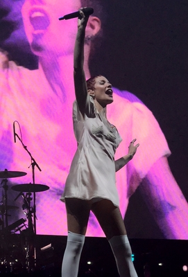 © x.com/jellajadina
