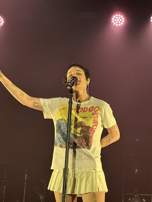 © x.com/halseybabygirl
