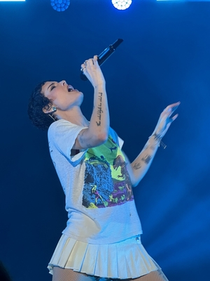 © x.com/halseybabygirl
