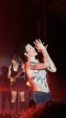 © x.com/_theerikaruiz
