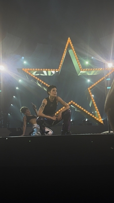 © x.com/fluorescentsnjh
