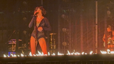 © x.com/aloneinsantafe
