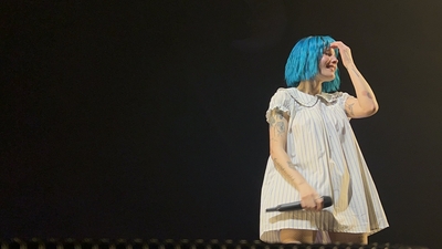 © x.com/saraimeacham
