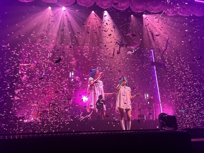 © x.com/saraimeacham
