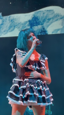 © x.com/halseyshappy
