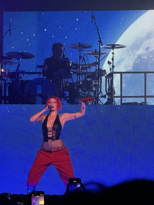 © x.com/sightlyselena
