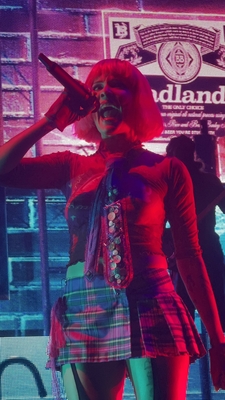 © x.com/honeyburntlips
