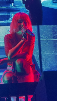 © x.com/honeyburntlips
