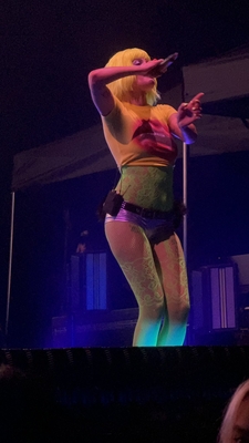 © x.com/honeyburntlips
