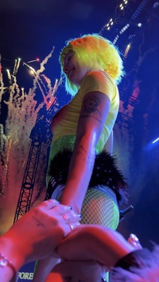 © x.com/EmmaKravitz
