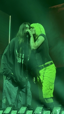 © x.com/tenderyllowblue
