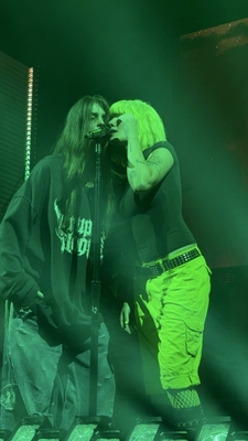 © x.com/tenderyllowblue
