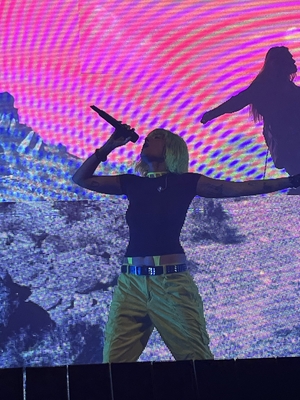 © x.com/honeycomingdown
