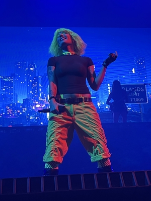 © x.com/honeycomingdown
