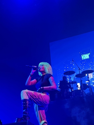 © x.com/honeycomingdown
