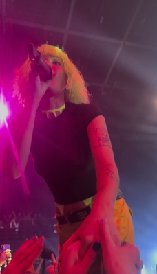 © x.com/tenderyllowblue
