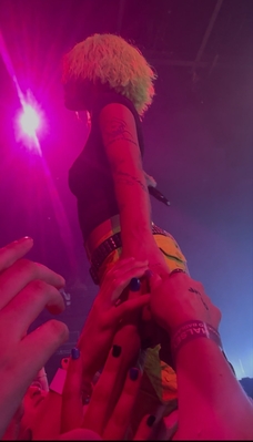 © x.com/tenderyllowblue
