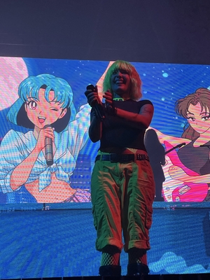 © x.com/honeycomingdown
