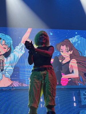 © x.com/honeycomingdown
