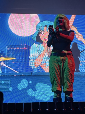 © x.com/honeycomingdown
