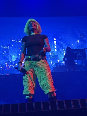 © x.com/honeycomingdown
