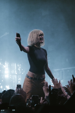 © x.com/hotdamnitsjenna
