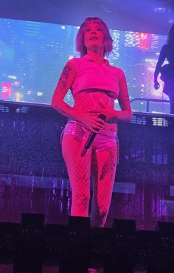 © x.com/HalseyWorshiper
