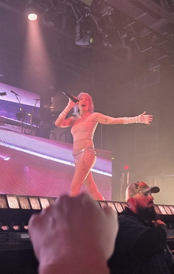 © x.com/HalseyWorshiper
