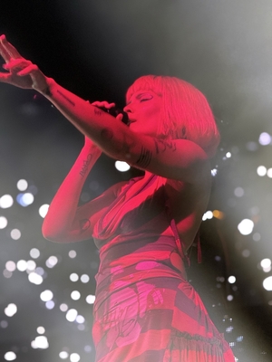 © x.com/amandumbplease
