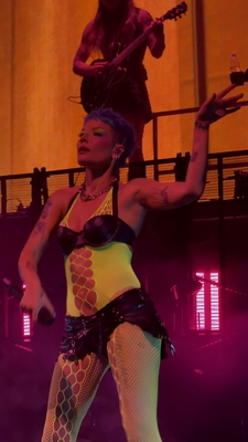 © x.com/shapeshiftay
