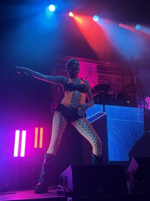 © x.com/caughtinthemadi
