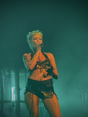 © x.com/darIingcarly
