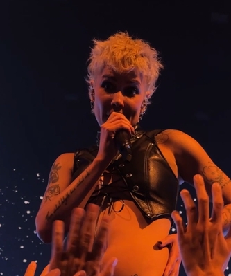 © x.com/nicebitchdarlin
