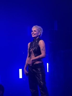 © x.com/sunshinevandien
