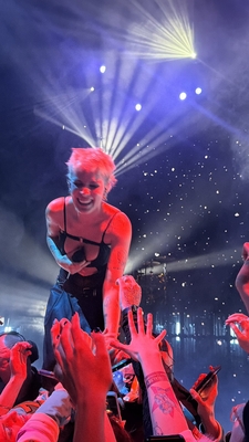 © x.com/manicthrills
