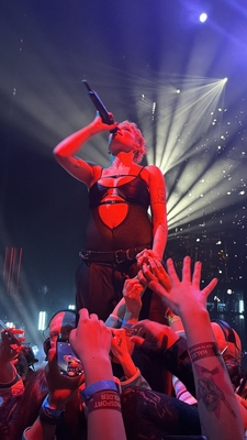 © x.com/manicthrills
