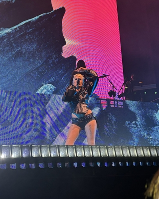 © x.com/katesinterlude
