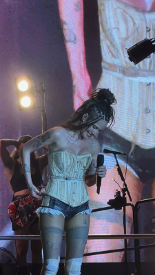 © x.com/badlandmermaids
